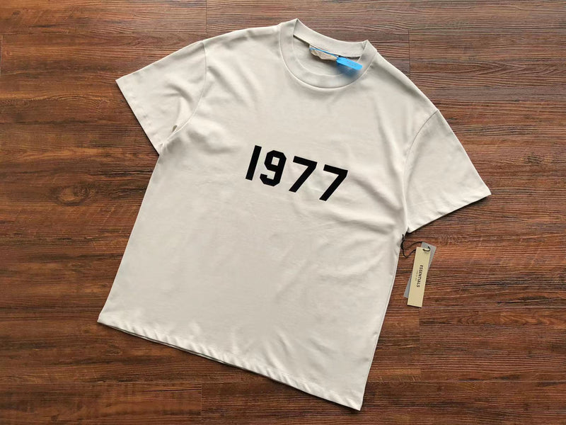 Camiseta Fear of God Essentials "1977 Flocking White/Black"