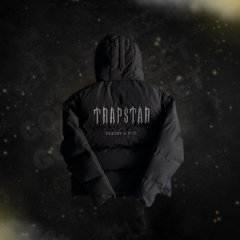 Jaqueta Trapstar “Decoded 2022 Hooded Puffer Blackout Edition”