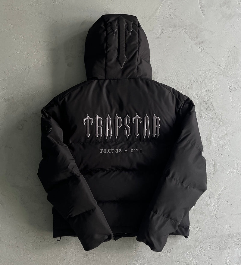 Jaqueta Trapstar “Decoded 2022 Hooded Puffer Blackout Edition”