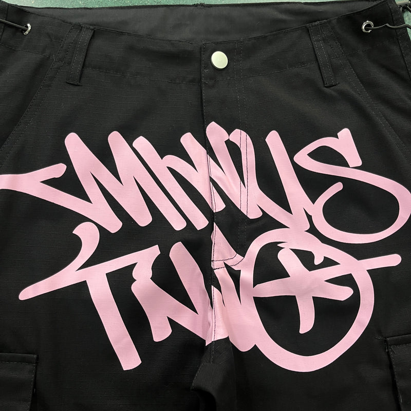 Calça Cargo Minus Two "Black Graff Cargos Pink Logo"