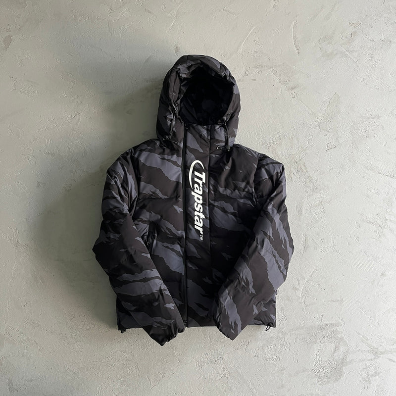 Jaqueta Trapstar “Hyperdrive Technical Puffer Black Tiger Camo”