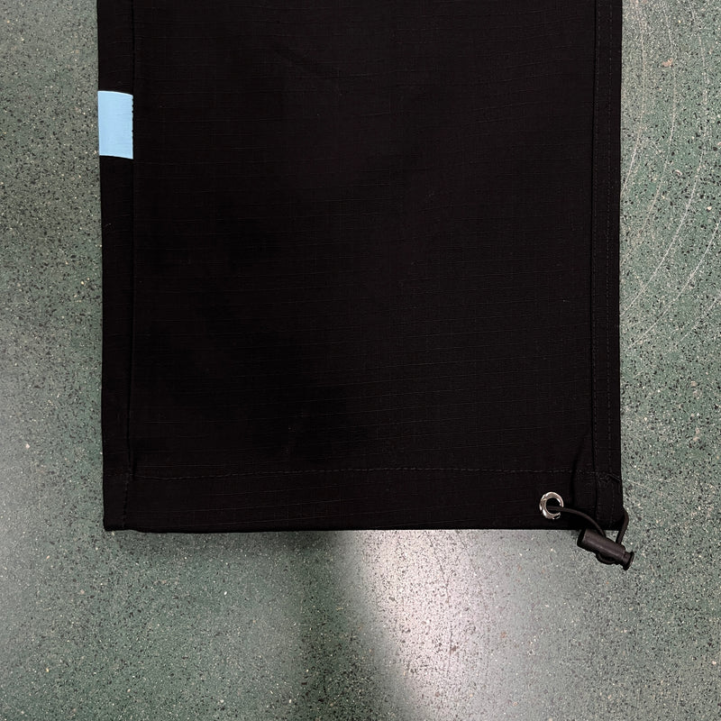 Calça Cargo Minus Two "Black Graff Cargos Baby Blue Logo"