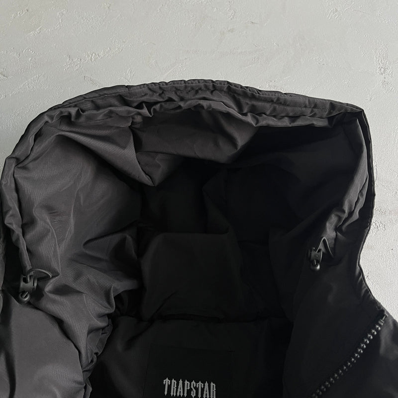 Jaqueta Trapstar “Decoded 2022 Hooded Puffer Blackout Edition”