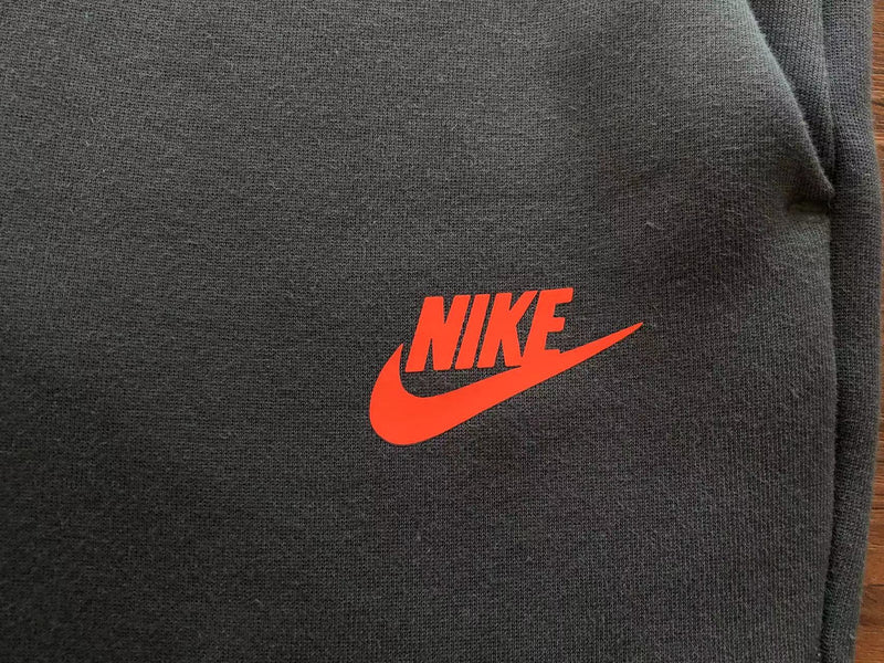 Calça Nike Tech Fleece "All Black Orange Detail"