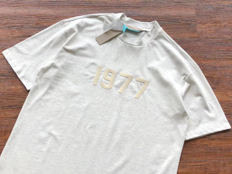 Camiseta Fear of God Essentials "1977 Flocking White"