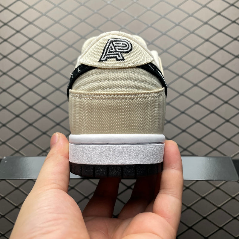 Nike SB Dunk Low Albino & Preto "Jiu-Jitsu"