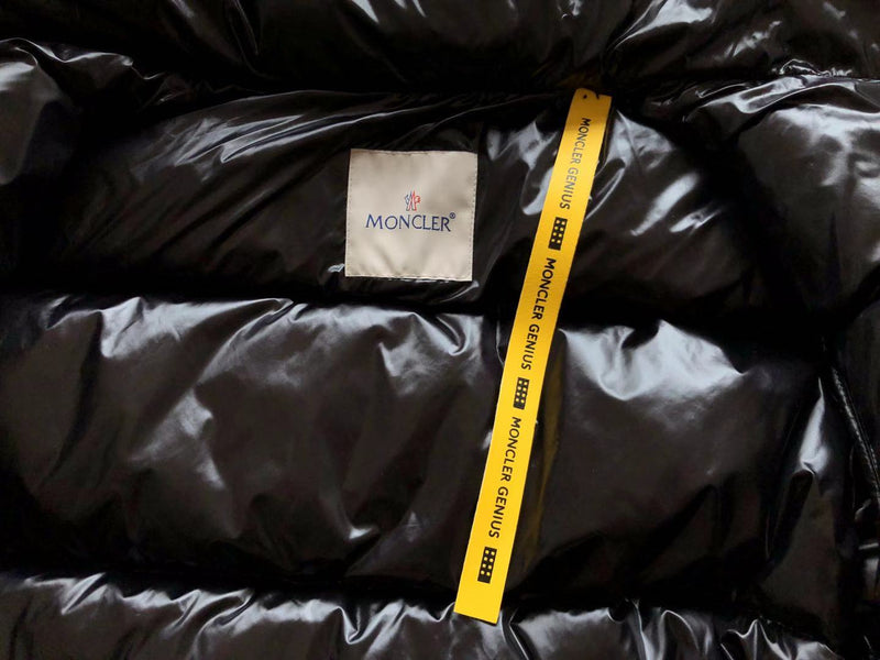 Jaqueta Moncler X Fragment Hiroshi Fujiwara "World Of Moncler Printed Puffer Jacket"