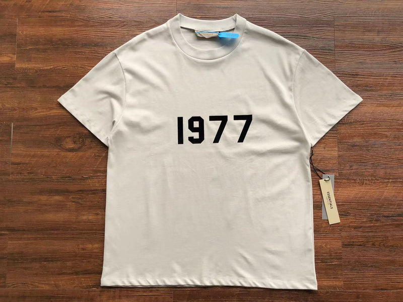 Camiseta Fear of God Essentials "1977 Flocking White/Black"